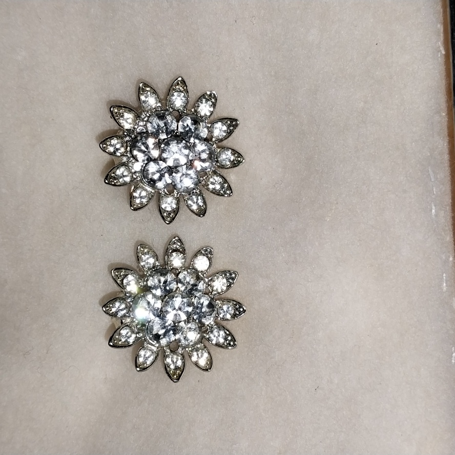 Elegant Vintage Signed Lisner Silver Toned Floral Rhinestone Clip On Earrings 15$